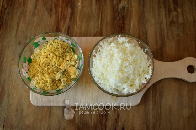 Измельчить белки и желтки