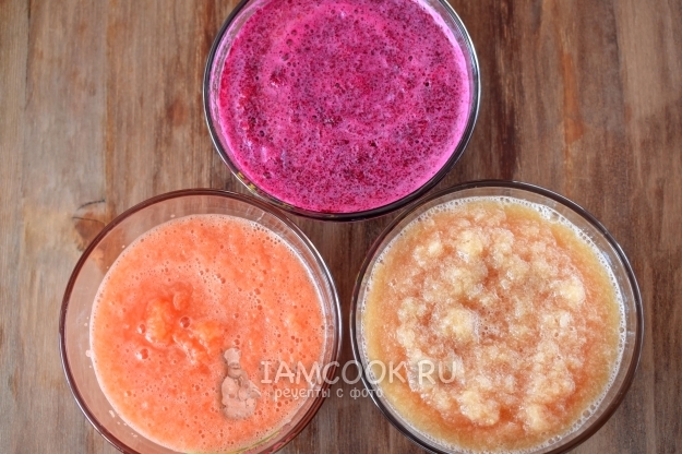 Измельчить отдельно морковь, свеклу и яблоко