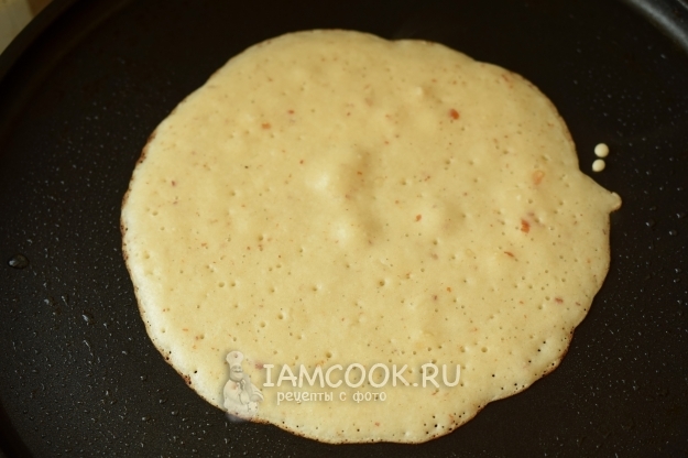 Налить тесто на сковороду