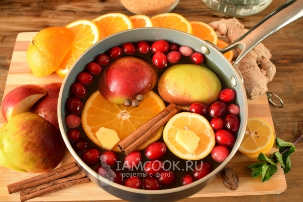 Положить фрукты и пряности