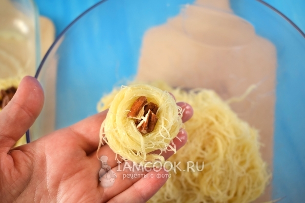 Положить орехи