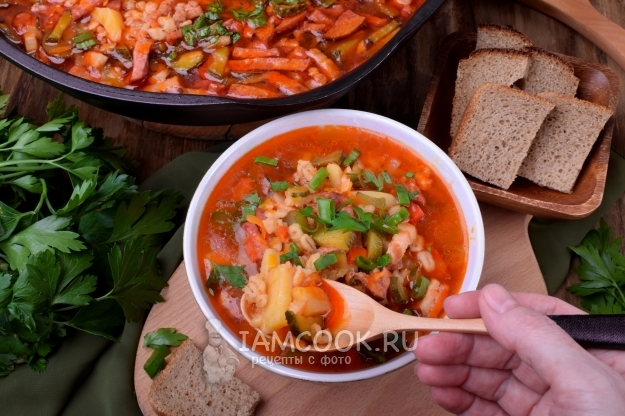 Фото рассольника с копченостями и солеными огурцами