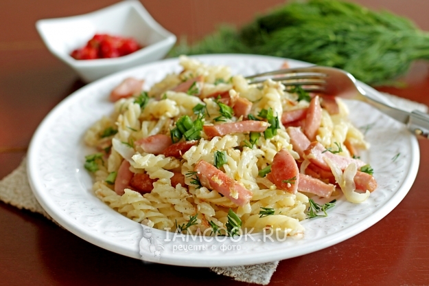 Рецепт макарон с яйцом и колбасой