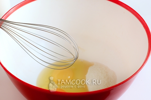 Соединить яйца с сахаром