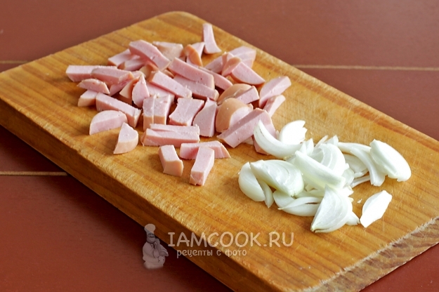 Порезать лук и колбасу