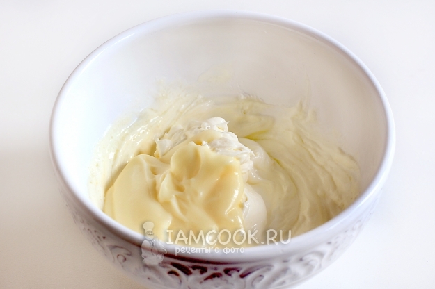 Соединить сливки и заварной крем