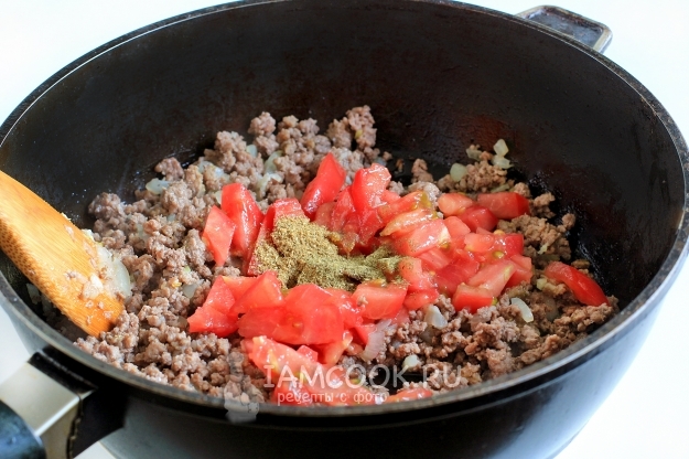 Положить специи и помидоры