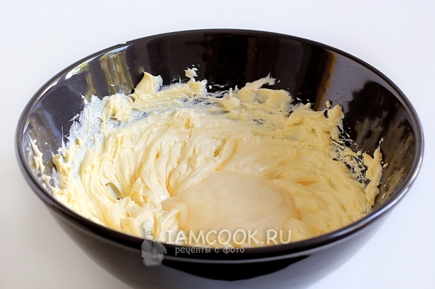 Взбить масло со сгущенкой