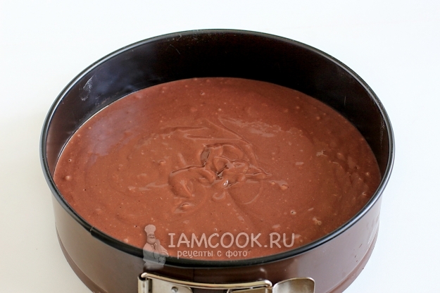 Вылить тесто в форму