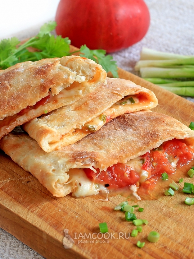 Рецепт кальцоне с помидорами, сыром и зеленым луком