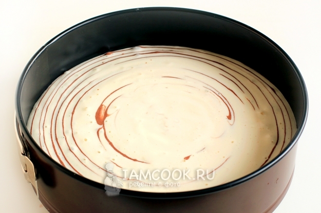 Вылить тесто слоями