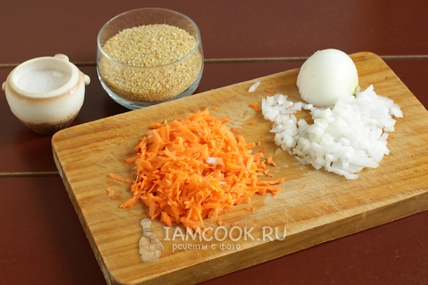 Измельчить лук и морковь