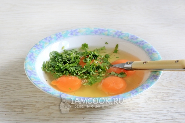 Соединить яйца, зелень и соль