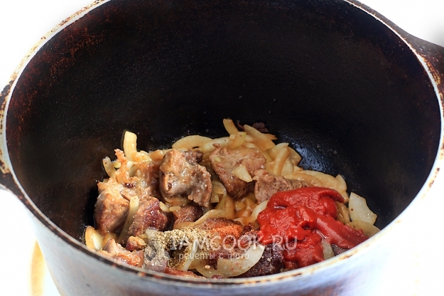 Положить томатную пасту и специи