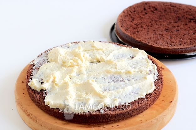 Смазать корж кремом