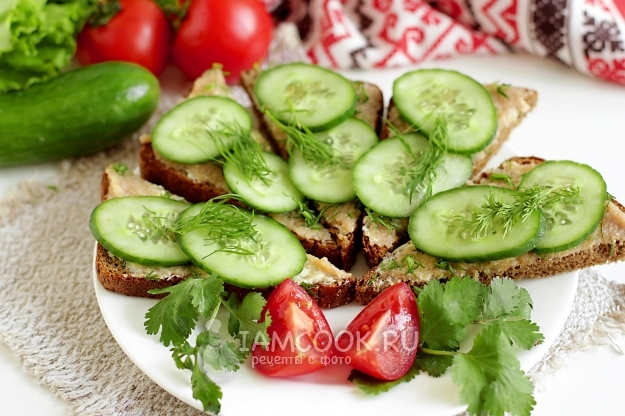 Рецепт бутербродов с икрой сельди и огурцом