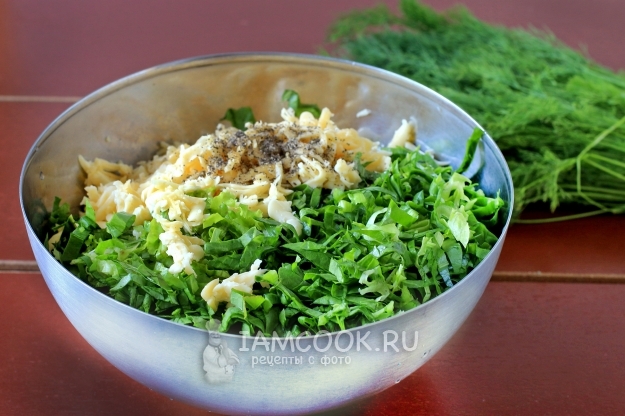 Добавить сыр и специи