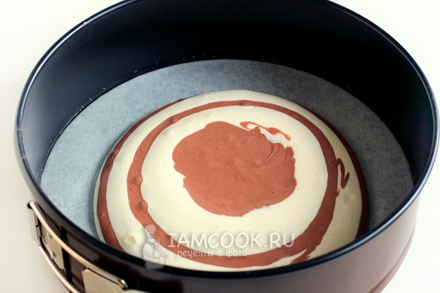 Налить тесто в форму