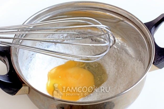 Соединить крахмал, сахар, ванилин и яйцо