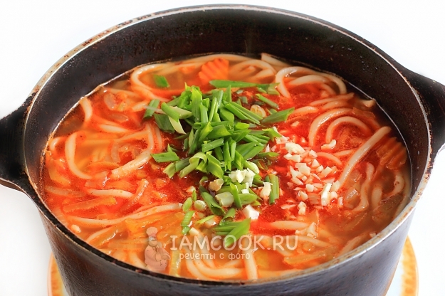 Положить лук и чеснок