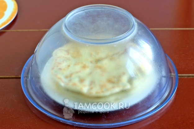 Накрыть лепешки тарелкой