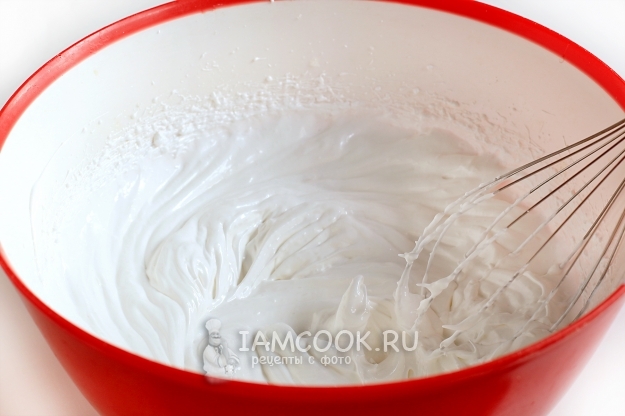 Взбить белки с сахаром