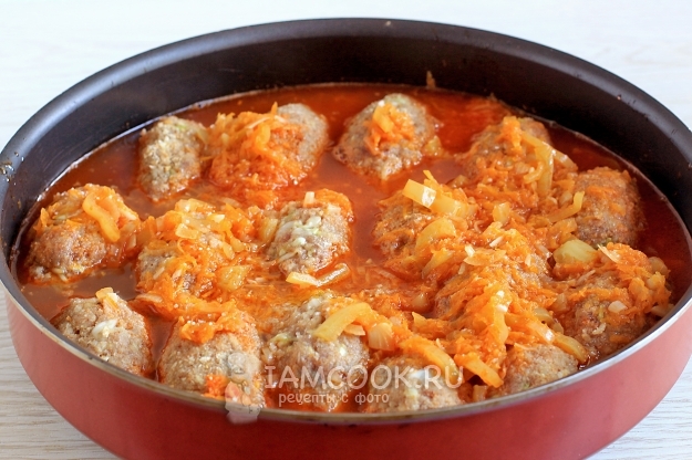 Положить голубцы в подливу