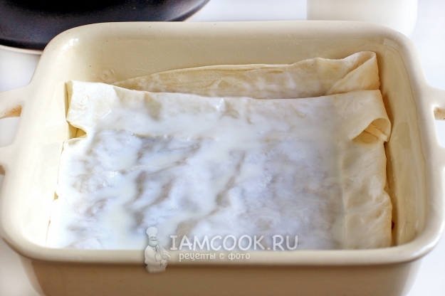 Смазать лаваш соусом