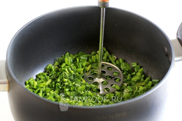 Помять лук с солью