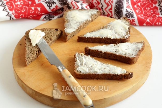 Смазать хлеб маслом