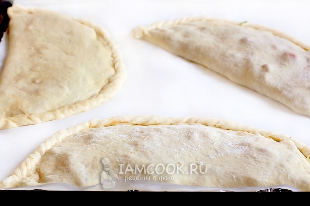 Положить заготовки на противень