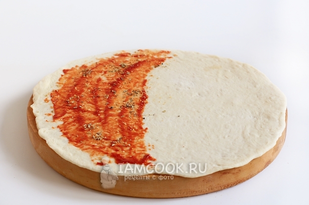 Смазать тесто соусом