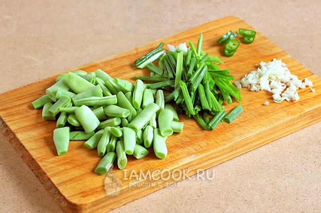 Порезать фасоль, чеснок и лук
