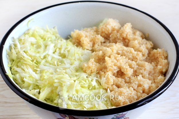 Соединить фарш, капусту, лук и пшено