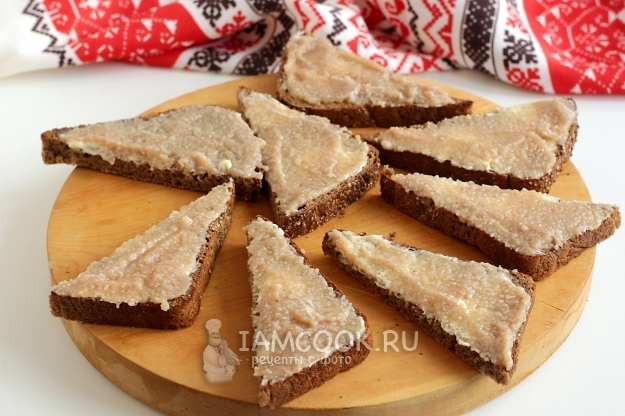 Смазать хлеб икрой