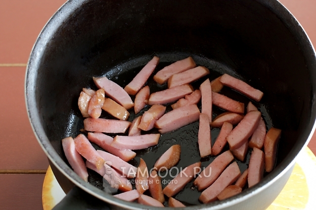Обжарить колбасу