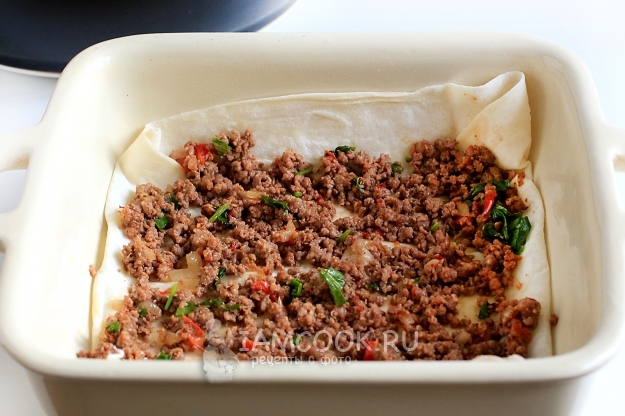 Положить начинку на лаваш