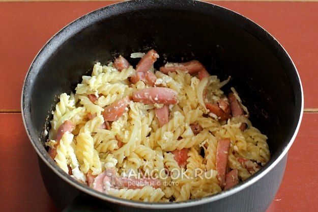 Размешать макароны с яйцом