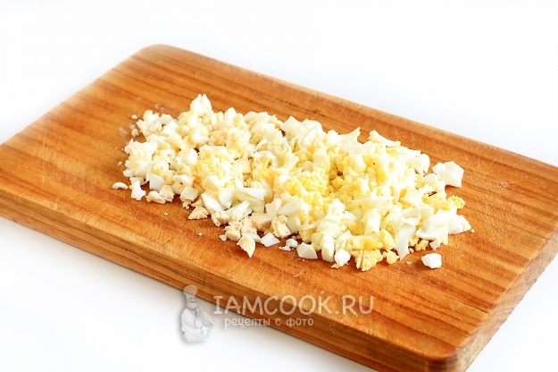 Порезать яйца