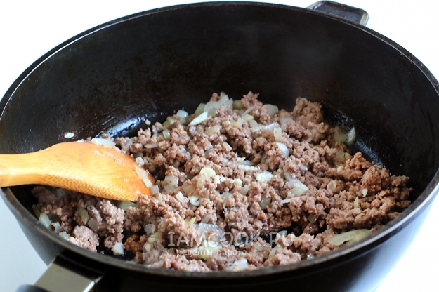 Добавить лук и чеснок