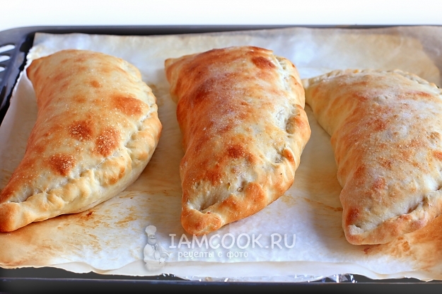 Фото кальцоне с помидорами, сыром и зеленым луком