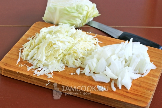 Порезать лук и капусту