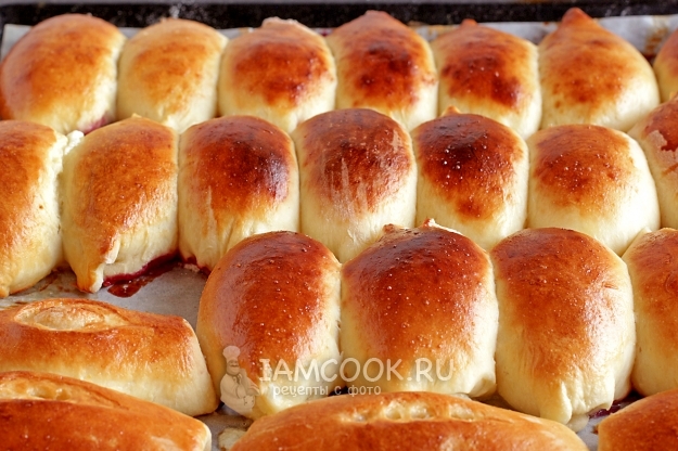 Фото пирожков с вишней из дрожжевого теста