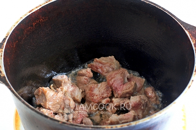 Обжарить мясо