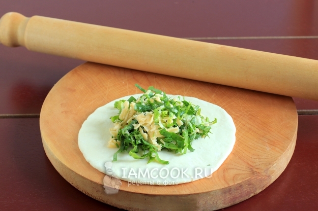 Положить на тесто начинку