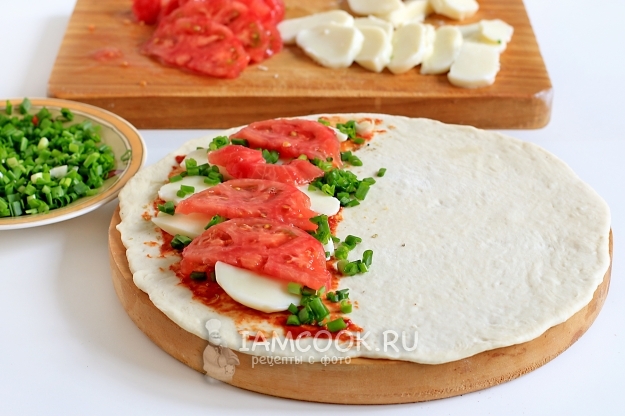 Положить лук и помидоры