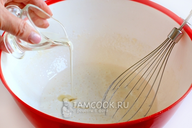 Влить масло