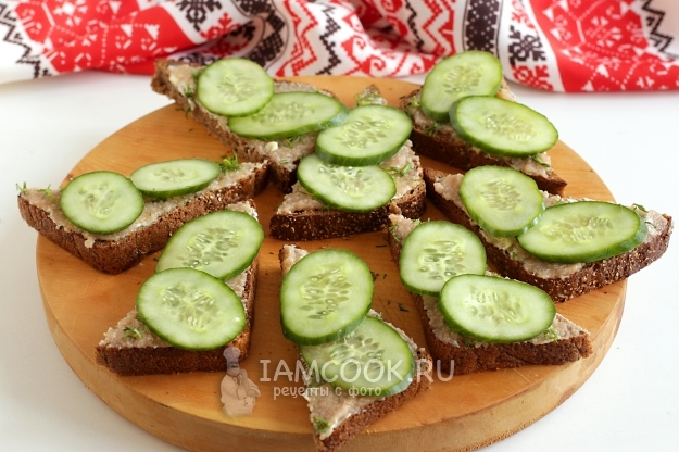 Положить ломтики огурца