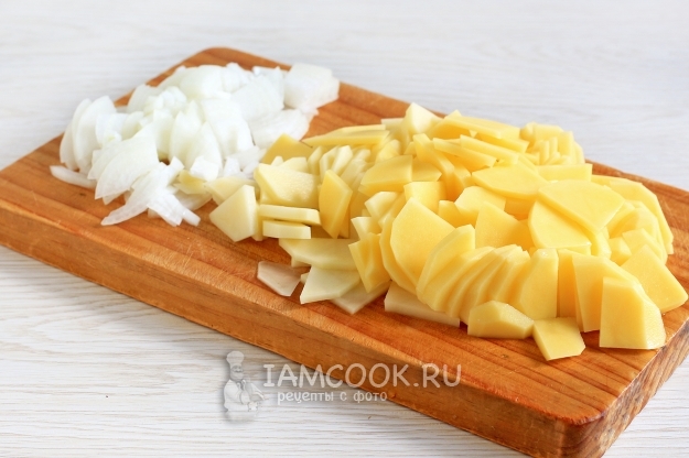 Порезать лук и картофель