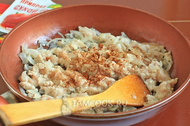 Добавить фарш и специи